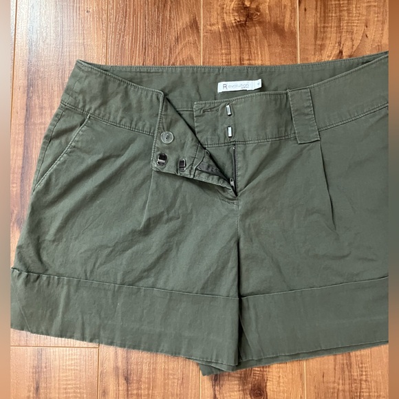 *💜2/20$* NWOT* Lightweight Green Shorts - Picture 3 of 3